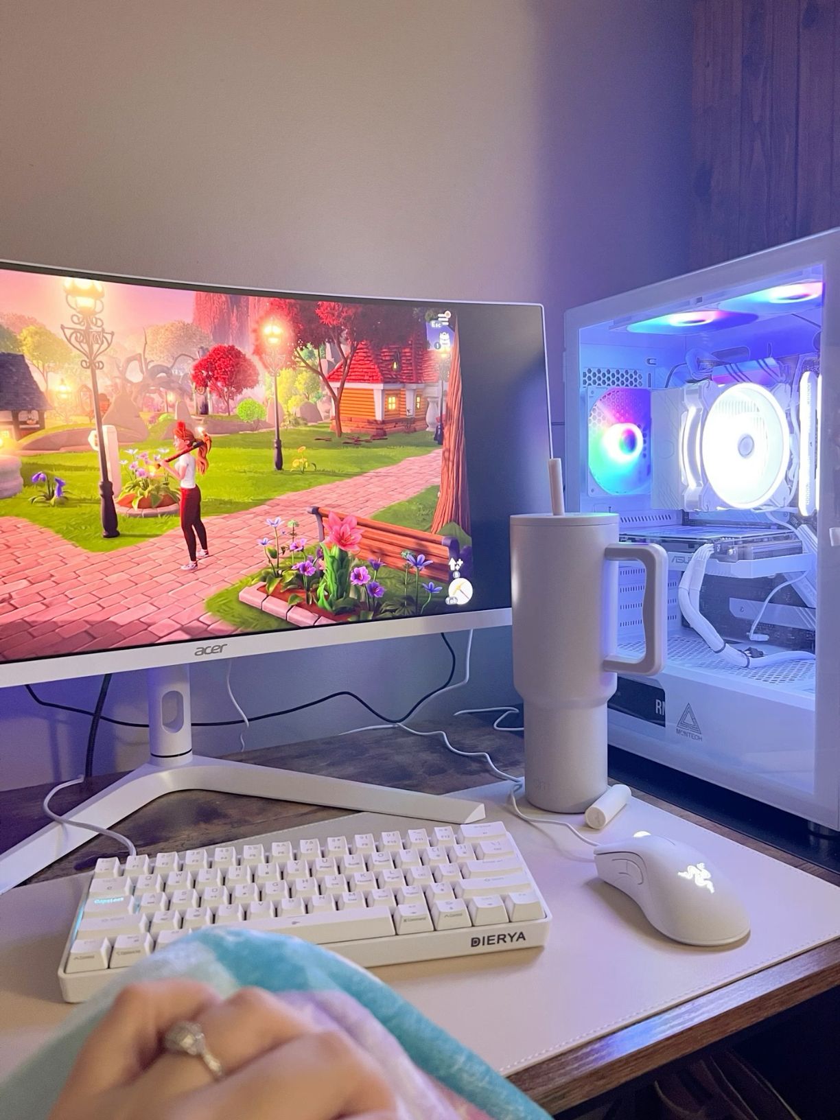 PC Setup // white aesthetic
